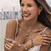 CONJUNTO PEDRA CABOCHÃO EFEITO PEROLADO FECHO FRONTAL DOURADO